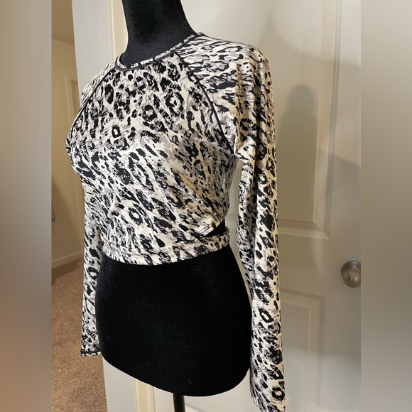 All In Motion Womens Leopard Print Long Sleeve Activewear Cropped Top Medium - Picture 4 of 7